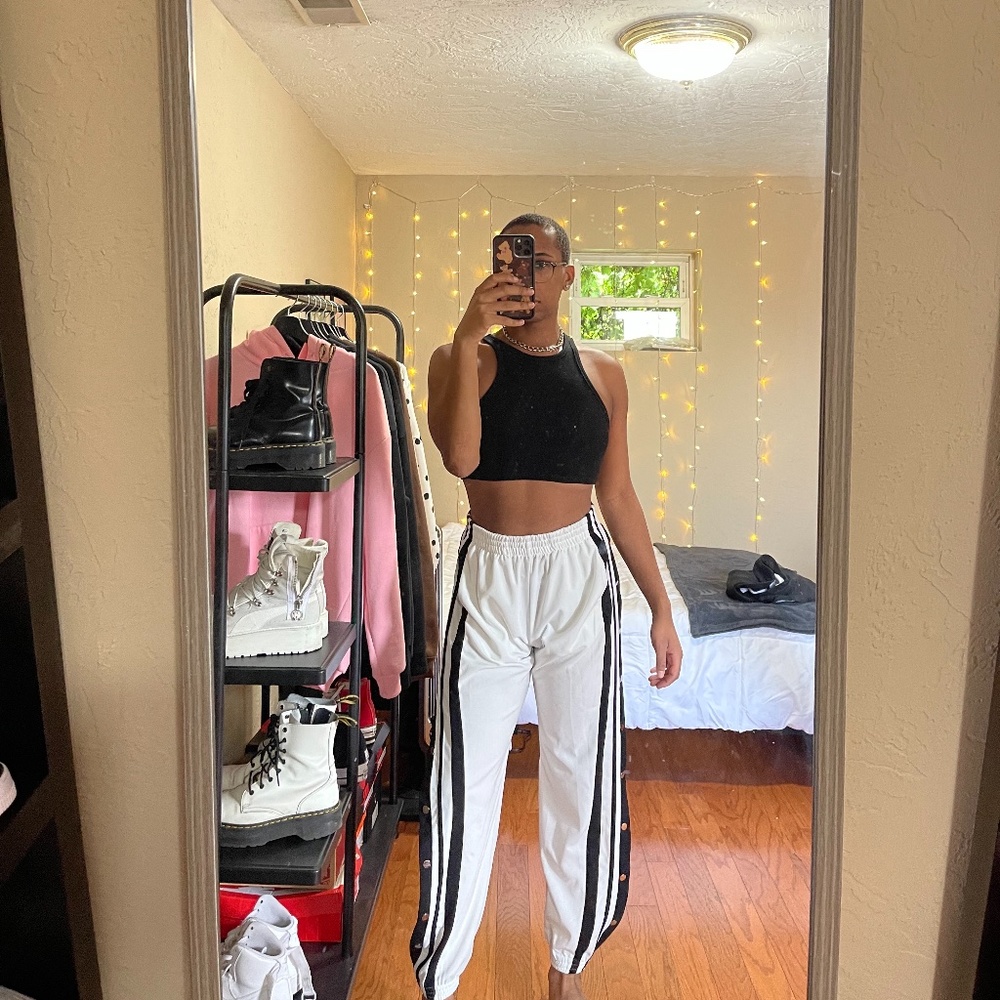 White snap button detailed pants